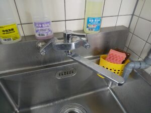 さいたま市見沼区でスパウト根元から水漏れしていたTOTO TKS05311Jの台所水栓