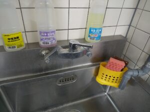 さいたま市見沼区で台所水栓のスパウト部品を交換している作業中の様子
