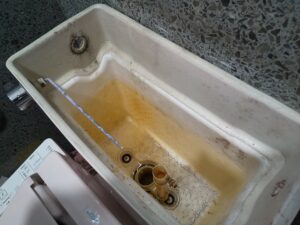 千代田区外神田でトイレタンク内部の部品を取り外した作業中の様子
