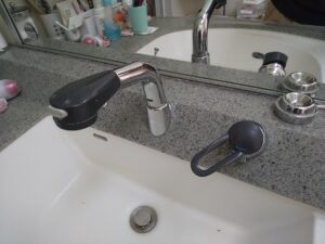 目黒区緑が丘でヘッド部から水漏れしていた交換前のPanasonic製洗面水栓