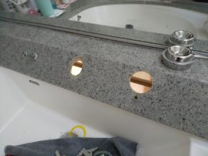 目黒区緑が丘で既存の洗面水栓を取り外した洗面台の取付穴