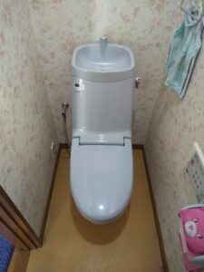 さいたま市岩槻区で接続部水漏れが発生していた交換前のINAX製トイレ