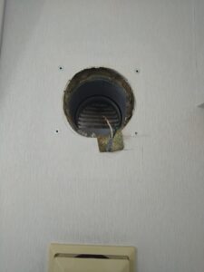 ふじみ野市うれし野で既存パイプファンを取り外したトイレ換気扇の開口部