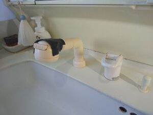 さいたま市見沼区でヘッド部から水漏れしていた交換前の洗面水栓