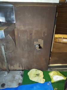 板橋区板橋で既存手洗い器を取り外した壁面と配管接続部