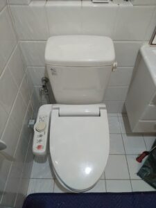 大田区久が原で交換前のINAX製トイレを確認した様子