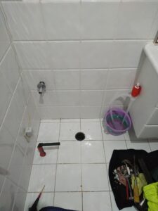 大田区久が原で既存トイレを撤去した施工中の様子