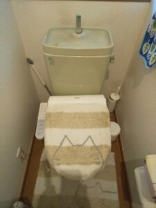 さいたま市見沼区で交換前のTOSHIBA製温水洗浄便座を確認した様子