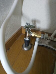 さいたま市見沼区で温水洗浄便座交換にあわせて止水栓を新設した様子
