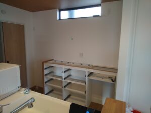 さいたま市岩槻区で施主支給のカップボード下台を設置している途中の様子