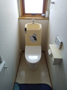 さいたま市岩槻区で交換前のTOTO製トイレを確認した様子