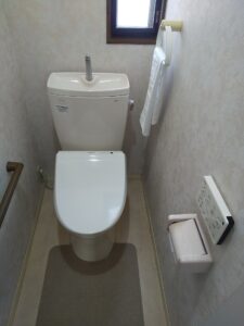 さいたま市見沼区で交換前のウォシュレットを確認した様子