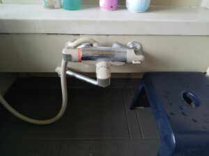 さいたま市見沼区で交換前の浴室水栓を確認した様子