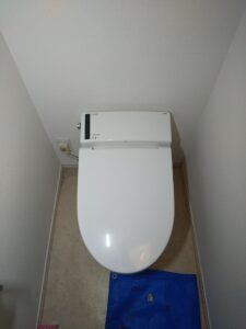 杉並区荻窪で交換前の一体形トイレ機能部を確認した様子