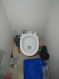 杉並区荻窪で一体形トイレの機能部を取り外した作業中の様子