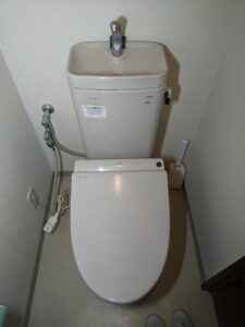 さいたま市見沼区で交換前のTOTO製ウォシュレットを確認した様子