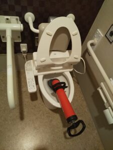 さいたま市西区で行ったトイレ詰まり除去作業で専用ポンプを使用している様子