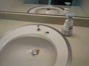 上尾市井戸木で既存の手洗い水栓を取り外した洗面ボウル