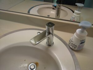 上尾市井戸木でTOTO TLG04101Jへ交換した手洗い水栓