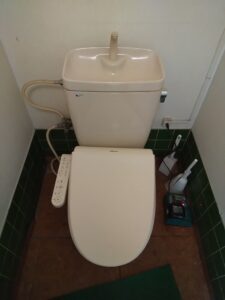 さいたま市西区で床接続部から水漏れしていた交換前のINAX製トイレ
