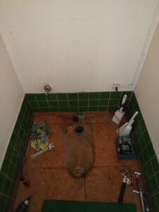 さいたま市西区のトイレ交換工事で既存便器を撤去し排水接続部と床の状態を確認した写真