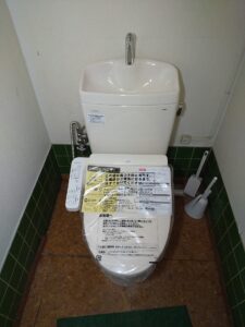 さいたま市西区でTOTOピュアレストQRとウォシュレットTCF2223Eを設置した施工後写真