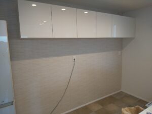 世田谷区桜上水で白いキッチン吊り戸棚とコンセントを設置した施工後写真