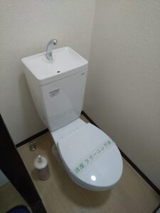 朝霞市岡でウォシュレット新設前の普通便座が設置されたトイレ