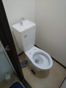 朝霞市岡のウォシュレット新設工事で既存普通便座を取り外した状態