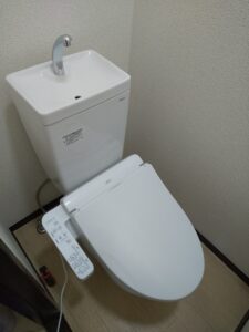 朝霞市岡でTOTO TCF2223Eを新設したウォシュレット取付後の写真