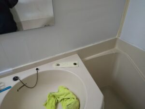 品川区北品川の浴室水栓交換工事で既存水栓を撤去した浴槽まわり