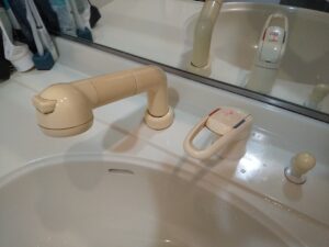 板橋区小豆沢で水栓本体と吐水口根元から水漏れしていた交換前の洗面水栓