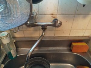 さいたま市桜区で水漏れしていた台所水栓のスピンドルパッキンを撤去した様子