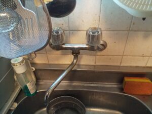 台所水栓の部品交換後に止水確認を行った施工後写真
