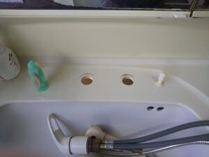 さいたま市見沼区の洗面水栓交換工事で既存水栓を撤去した様子