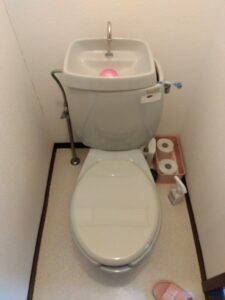 上尾市緑丘でタンク水漏れが発生していた交換前のTOTOトイレ