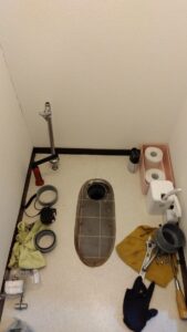 上尾市緑丘のトイレ交換工事で既存便器を撤去した作業中の様子