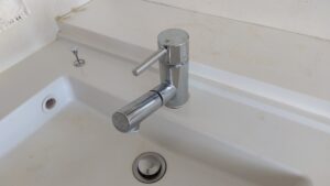 さいたま市見沼区で根元から水漏れしていた交換前のPanasonic製洗面水栓