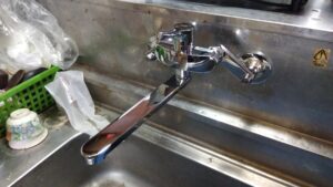 さいたま市見沼区で設置したTOTO TKS05311Jの台所水栓交換後写真