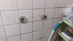 さいたま市見沼区で既存の浴室水栓を撤去後の取付穴の写真