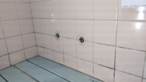 さいたま市見沼区で既存の洗い場側浴室水栓を撤去後の取付穴の写真