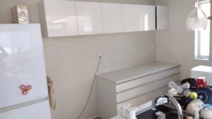 世田谷区桜上水で設置した白いキッチンカップボードの施工後写真