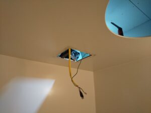 さいたま市見沼区の浴室換気扇交換工事で既設機器を撤去した作業中の様子