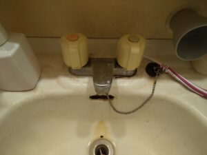 さいたま市桜区で水漏れしていた交換前の洗面水栓