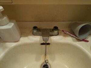 さいたま市桜区で水漏れしていた洗面水栓のスピンドルパッキンを撤去した様子