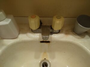 洗面水栓の部品交換後に水漏れ確認を行った施工後写真