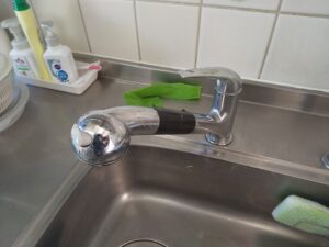 さいたま市見沼区で水漏れしていた引き出しシャワー付き台所水栓