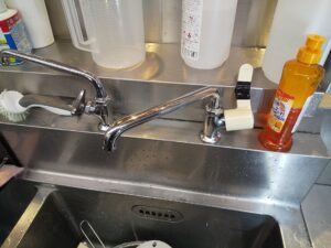 さいたま市見沼区でハンドル根元から水漏れしていた厨房水栓