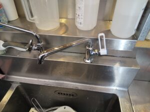 カクダイ製節水ハンドル793-615-Wと0731-15を設置した厨房水栓部品交換後の写真