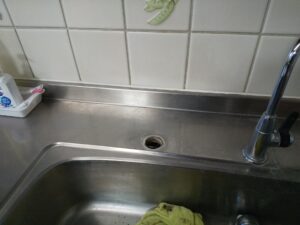 さいたま市見沼区の台所水栓交換工事で既存水栓を撤去後の取付穴の様子